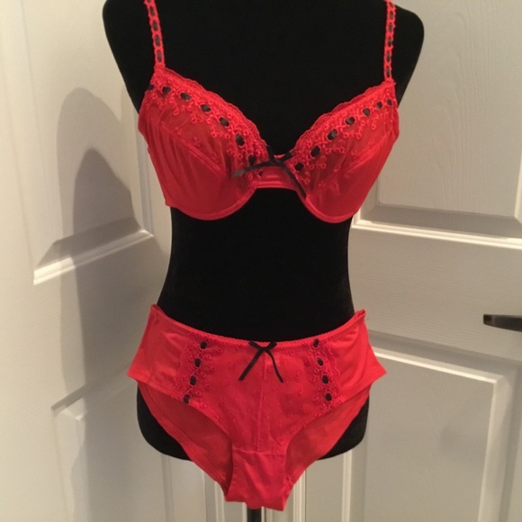 Valentines Special ❤️ Darling matching red bra & panties / Like New - Picture 3 of 13